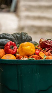 Çöpe atılmış bir çöp kutusunda yemek. Yiyecek atıkları