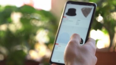 Evdeki Bir Adam İnternet Dükkanından Akıllı Telefon Satın Aldı. 