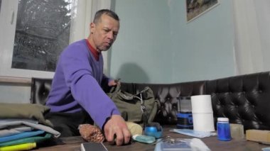 Bir adam olağanüstü ve acil durumlarda hayatta kalmak için bir seti askeri bir sırt çantasında toplar.