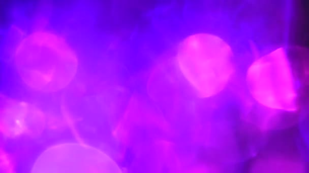 鮮やかなホログラフィック色のクリスタルプリズム屈折ライト。光の錯覚だ。ガラスネオンパープルとピンクのグラデーション背景 — ストック動画