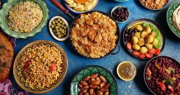 Ramadan Eid iftar ételek. Hagyományos közel-keleti étel az asztalon. Kuszkusz samosa Falafel Csicseriborsó Harira Rizsbab Dátumok Pita — Stock videók