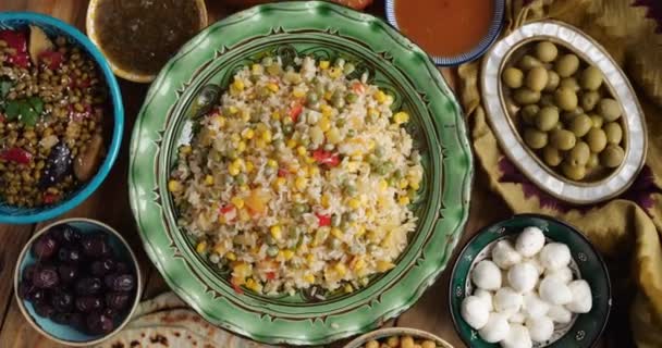 Almuerzo o cena vegetariana. Arroz con verduras. Cocina asiática — Vídeos de Stock