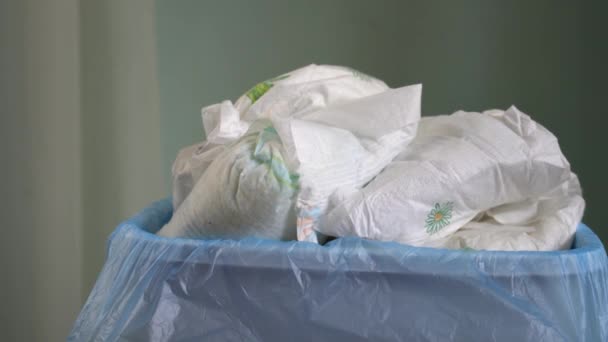Vuile babyluiers in de vuilnisbak. Verwijderen van gebruikte luiers. Wegwerpartikelen voor persoonlijke hygiëne — Stockvideo