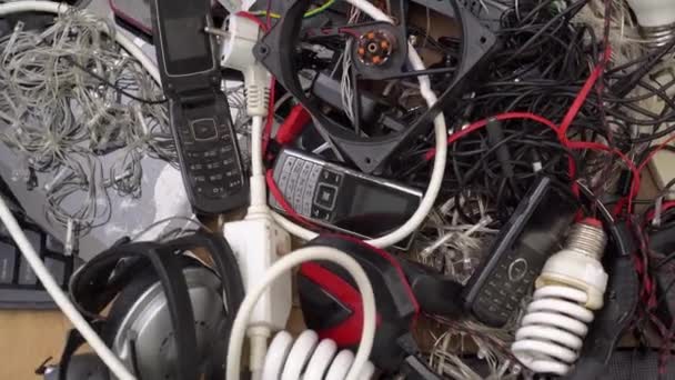 Odpady elektroniczne: wadliwe, zepsute i przestarzałe drobne urządzenia, urządzenia multimedialne, żarówki i oprawy, stare telefony — Wideo stockowe