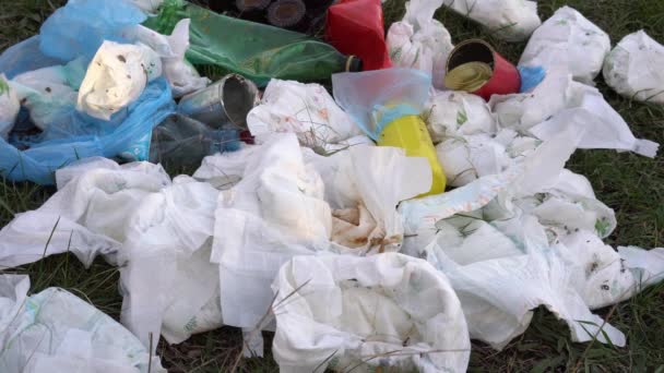 Fraldas sujas usadas. Os resíduos de aterros sanitários consistem em fraldas descartáveis. O desafio da reciclagem de fraldas descartáveis — Vídeo de Stock