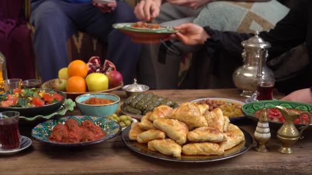 Ramadan, Eating dates after fasting. Suhoor, which is served before dawn, and iftar, which is served after sunset. As evening, family and friends gather to pray and share a meal — ストック動画
