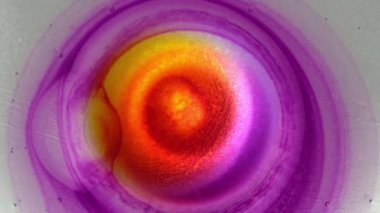 Neon turuncu mor mürekkep sıçradı. Ortadaki patlama çemberi. Dekoratif sıvı soyut arkaplan. Kimyasal reaksiyon. Tanrı 'nın Evren Gözü Nebulası