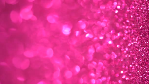 Hete roze glitter glanzende textuur. Magische vakantie verlichting verticale achtergrond, vliegende deeltjes vormen een mooie bokeh. Schitterende feestelijke kerst achtergrond — Stockvideo