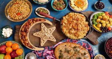 Geleneksel Orta Doğu iftar yemekleri. İftar, Müslümanların Ramazan 'da gün batımında oruç tuttukları akşam yemeğidir.