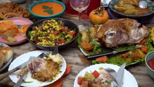 Comida deixada depois de um banquete de família no Natal ou Ação de Graças. Sobras de férias. — Vídeo de Stock