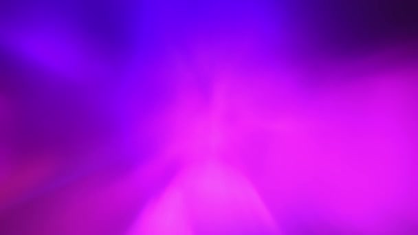 Retro neon paars roze blauwe kleuren. Waas in beweging. Optische kristallen prisma lichtbundels. Stralen door de rook. Nachtlampjes donker abstracte achtergrond — Stockvideo