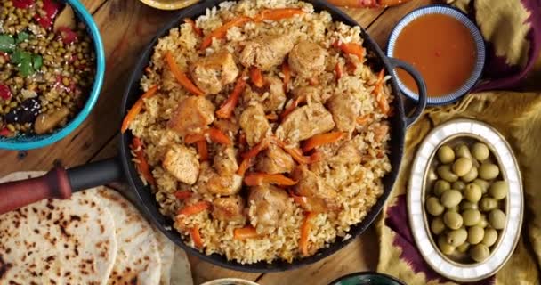 Pilaf plov o pilau es un plato de arroz. Comida Ramadán iftar. Cocina de Asia Central — Vídeo de stock