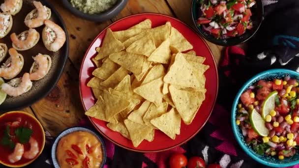 Cozinha mexicana. Cinco de maionese comida de férias. Uma tortilha de milho frita com molhos tradicionais. Nachos são um alimento Tex-Mex — Vídeo de Stock