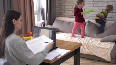 Krizdeki ebeveynler. İşsiz bir anne, evdeki iç bütçesini hesaplıyor. Küresel mali kriz, işsizlik, yaptırımlar ve enflasyon
