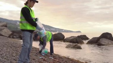 Kullanılmış maskeler, okyanusları ve kumsalları kirletir. Covid-19 salgını sırasında ve sonrasında plastik atık. Gönüllüler plajları ve okyanusları temizler.