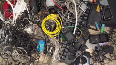 E-atık, kullanılmış elektronik eşyalar, elektronik hurda parçaları, zararlı malzemeler. Geri dönüşüm ve e-atıkların atılması. Kusurlu, bozuk ve eski elektronik ekipmanlar.