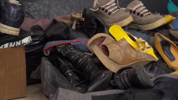 Begagnade skor och kläder avfall återvinning. Problem med textilavfall från modeindustrin. Bortskaffande, återvinningskoncept, donation, välgörenhet — Stockvideo