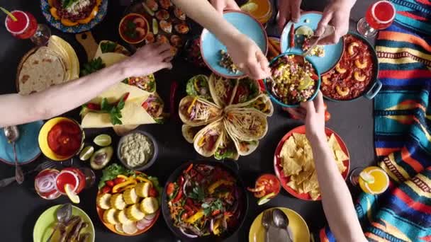 Pravá mexická rodina slaví Cinco de Mayo společně u slavnostního stolu. Mexické jídlo — Stock video
