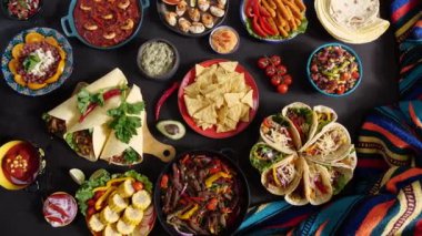Meksika Dürümü, Taco, Tortilla cipsi, Guacamole, Pico de gallo, sığır eti fajita, mısır, karides aperatifi, acı biber.