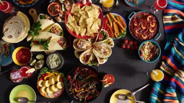 Cinco de Mayo, státní svátek v Mexiku. Tradiční mexická kuchyně na stole, tortilla kukuřičné lupínky. Přátelé na párty — Stock video