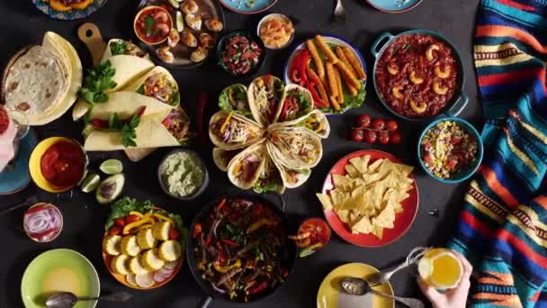 一群快乐的朋友一起在墨西哥庆祝五月节。墨西哥国家食品摆在桌上，墨西哥菜 — 图库视频影像