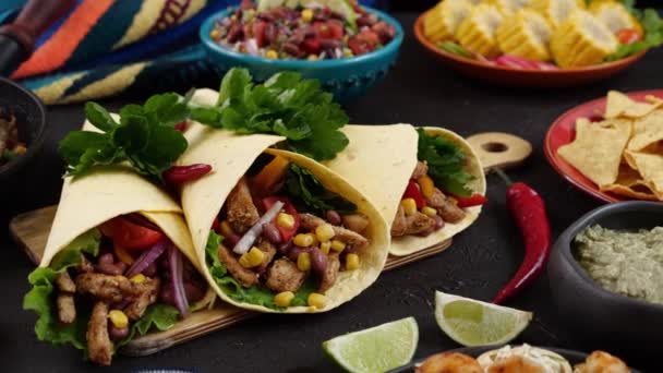 Um burrito de estilo mexicano servido com limas. Guacamole com tortilla chips — Vídeo de Stock