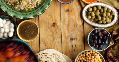 Masada bir tabak fasulye. Kadınların elleri Ramazan boyunca iftar yemeği için masa servisi yapar.