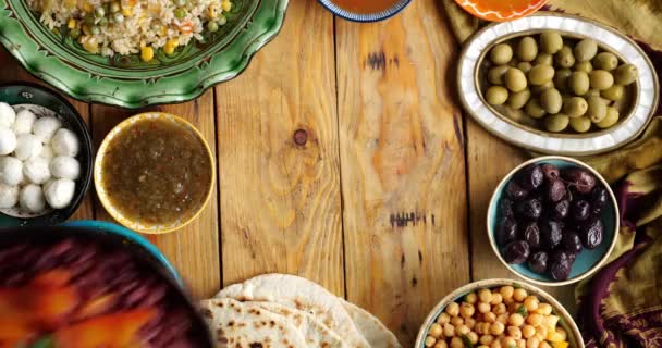 Talíř fazolí na stole. Dámské ruce slouží stůl pro iftar večeře během ramadánu — Stock video