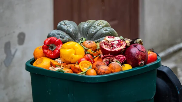 Buah busuk dan sayuran di tempat sampah. Limbah makanan organik, pengomposan — Stok Foto