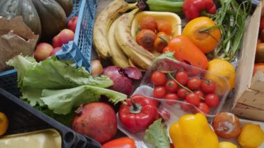 Marketlerde Gıda israfı. Satılmamış süpermarket yemekleri. Yiyecek atıkları
