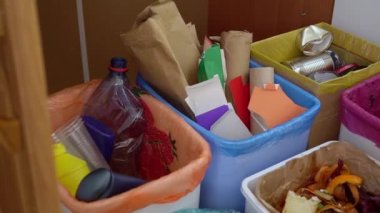 Ev atığı ayrılığı. Ayrı ev içi atık kağıtları, plastik, metal veya cam ve organik. Atık Sıralama