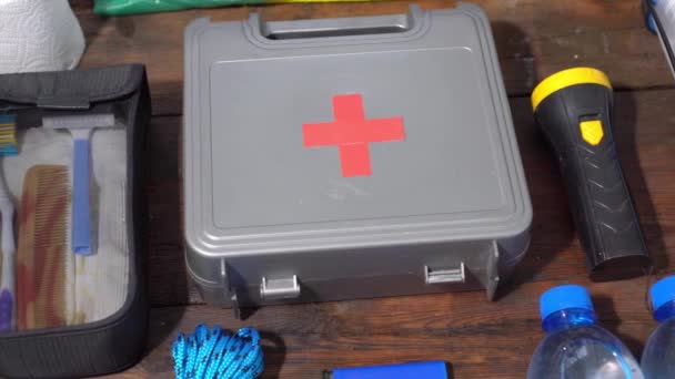 Kit di sopravvivenza in condizioni estreme di emergenza e sul campo militare. Kit di pronto soccorso, cibo, abbigliamento, articoli per l'igiene personale, attrezzature di comunicazione, batterie, coltello — Video Stock