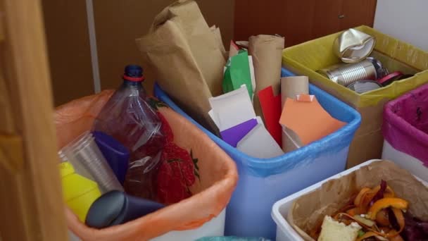 Afscheiding van huishoudelijk afval. Aparte inzameling van huishoudelijk afvalpapier, plastic, metaal of glas en biologisch. Afval sorteren — Stockvideo