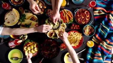 Meksikalı aile Cinco de mayonez kutluyor. Geleneksel Meksika mutfağı masada. Guacamole: Klasik bir Meksika Yemeği
