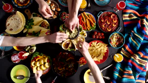 La familia mexicana celebra el Cinco de Mayo. Cocina tradicional mexicana en la mesa. Guacamole: Un plato clásico mexicano — Vídeos de Stock