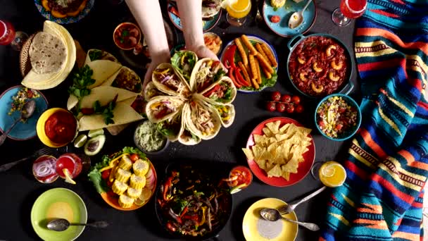 La familia mexicana celebra el Cinco de Mayo. Un taco es un plato tradicional mexicano que consiste en una pequeña tortilla de maíz rematada con un relleno — Vídeos de Stock