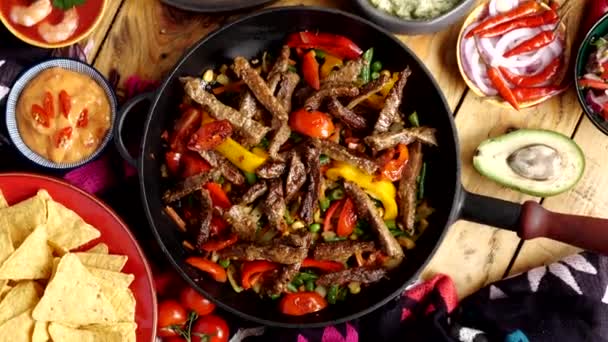 Fajitos fajita fajitas är en populär mexikansk maträtt av kött och grönsaker, skuren i strimlor och grillad — Stockvideo