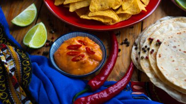 Cinco de Mayo tatil masası. Geleneksel Meksika yemeği, salsa sosu, Meksika mısır tortillası, Pico de gallo, Nachos