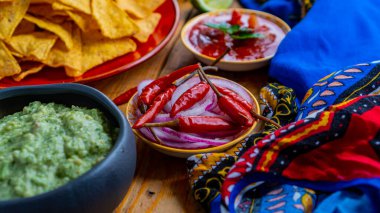 Meksika yemeği Chili biberi, Guacamole, Salsa sosu, mısır cipsi.