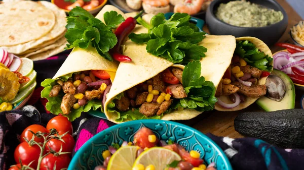 Cinco de mayo mexican holiday. Mexican cuisine Burrito, Pico de gallo, Guacamole, Taco, Fajita, Salsa sauce, Corn Tortillas, Nachos — Stock Photo, Image