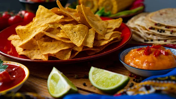 Cinco de mayo mexican holiday. Mexican food Corn Tortillas, Nachos, Salsa sauce. Lime slices — Stock Photo, Image