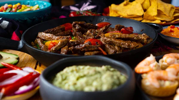 Mexican food Fajita, Pico de gallo, Guacamole, Salsa sauce, Corn Tortillas, Nachos — Stock Photo, Image