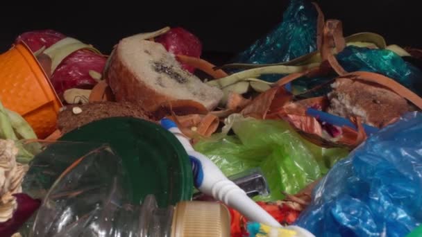 Trash, Recycling, and Organics mix. Déchets organiques et plastiques dans la poubelle. La nourriture jetée dans la maison. Perte et gaspillage alimentaires — Video