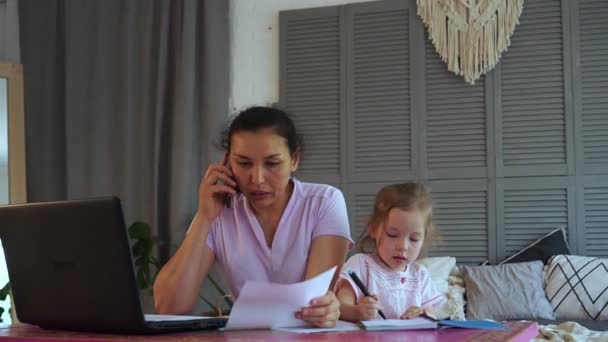 Il disagio finanziario e la famiglia. Stay-at-home mamma in cerca di lavoro — Video Stock