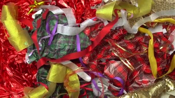 Desperdicio. Decoración de cumpleaños y Navidad. Lanzamiento de residuos después de la fiesta — Vídeos de Stock