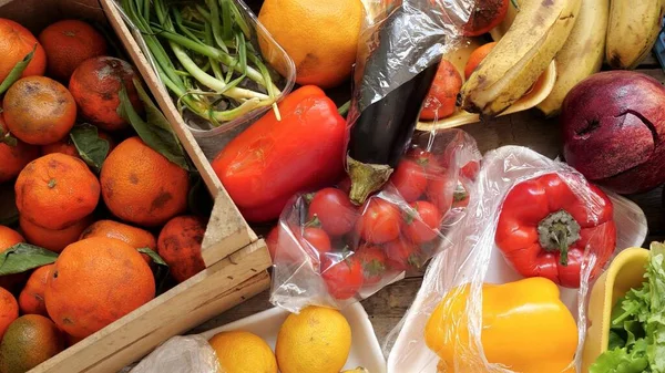 Desperdicio de comida. Las frutas y verduras son desperdiciadas por proveedores, minoristas y consumidores. Tirando comida que no se puede vender. Desechados sin vender frutas y verduras dañadas en envases — Foto de Stock