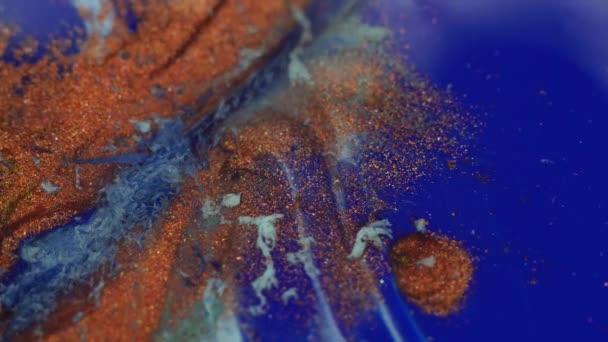 Míchání modré barvy s kovovými měděnými částicemi. Makro tekuté abstraktní pozadí — Stock video