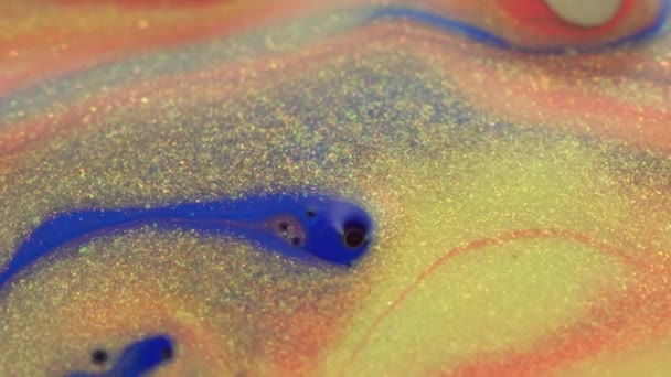 Miscelazione di vernice giallo arancio blu con particelle metalliche brillanti. Macro liquido sfondo astratto — Video Stock