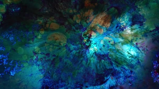 Blaue und grüne Tinte mischen sich zu einem magischen Muster. Surreales Makro-Video von Flüssigkeiten. Abstrakte Kunst — Stockvideo
