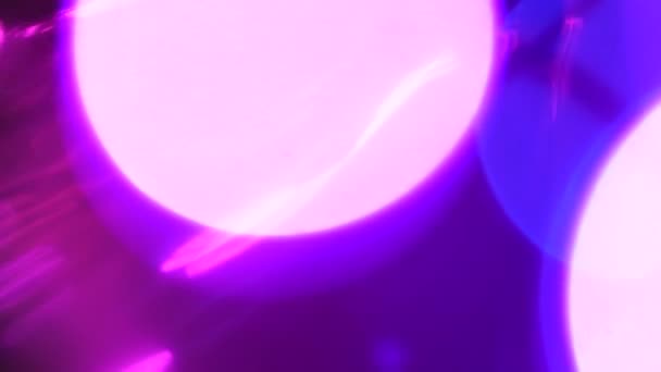 霓虹灯穿过水晶 复古迪斯科派对的蓝色和紫色背景 — 图库视频影像